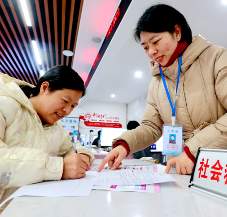 【央视快评】加强普惠性基础性兜底性民生建设 积极主动做好事办实事解难事