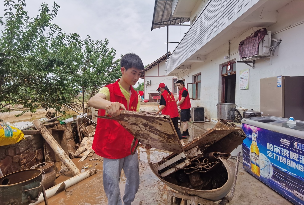 青年志愿者助力災后重建