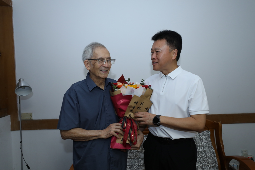 高洪波看望慰问教师代表 (4)