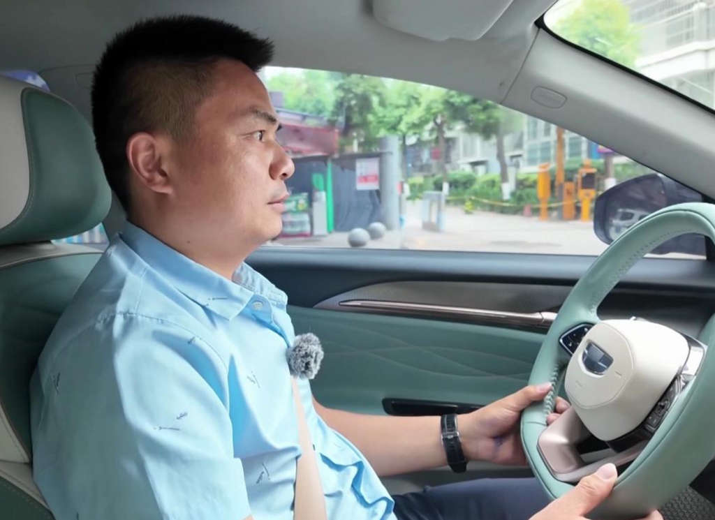 一次企业集结—— 组建车队接送游客显担当