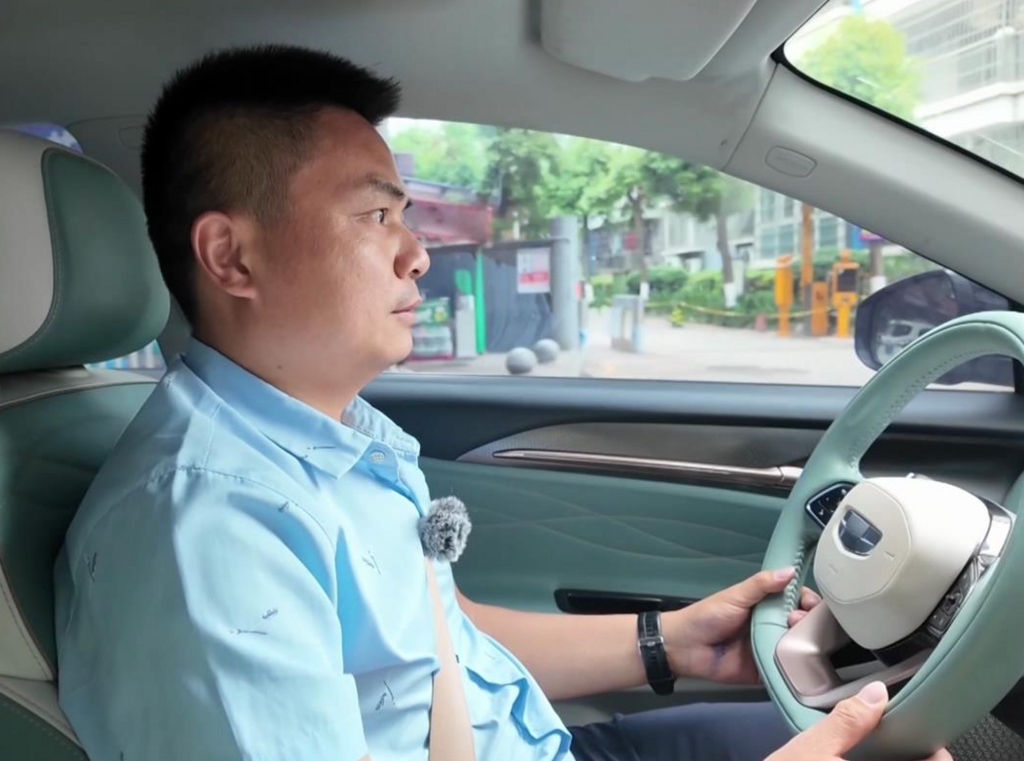 一次企业集结—— 组建车队接送游客显担当