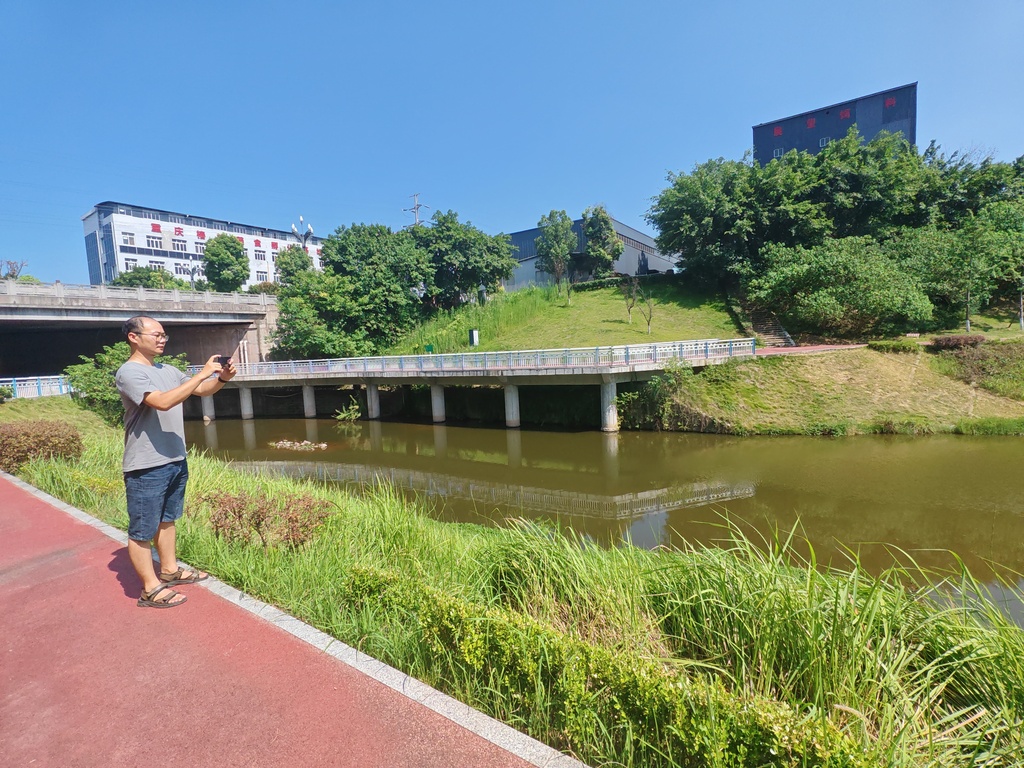 张学文拍照记录巡河情况
