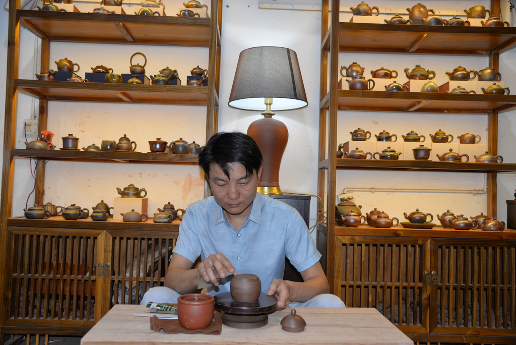李加兴对陶坯进行打磨抛光