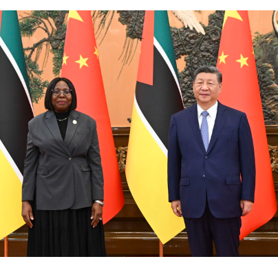 习近平会见莫桑比克总理莱维