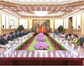习近平会见斯里兰卡总理阿马拉苏里亚