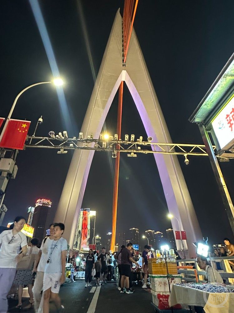 “桥”见山城丨10分钟,重庆千厮门大桥上“空降”一个热闹夜市