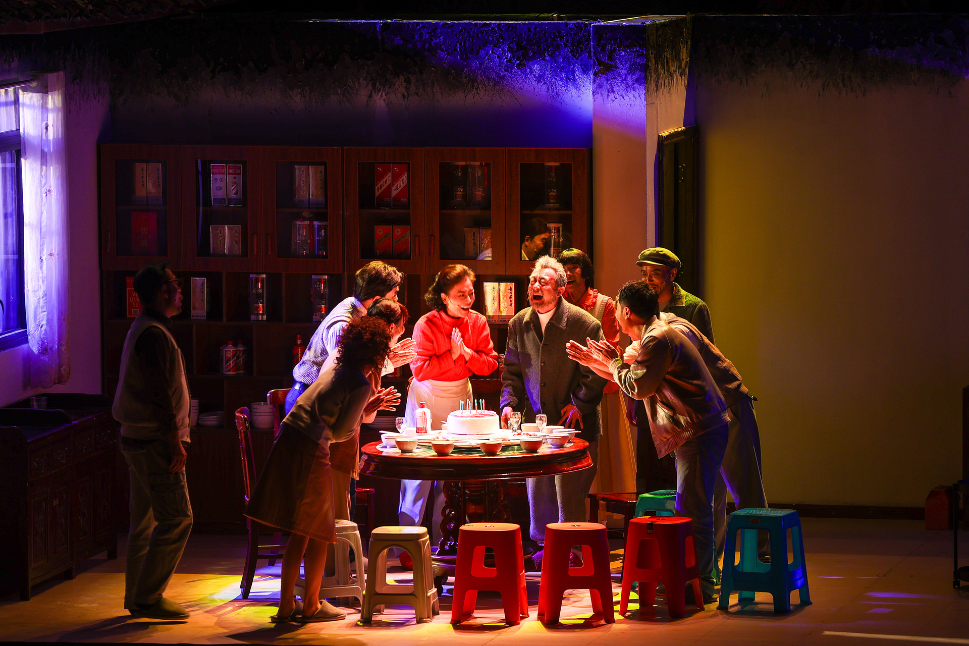 十四艺节｜川渝携手创排，话剧《谁在敲门》敲响时代之门