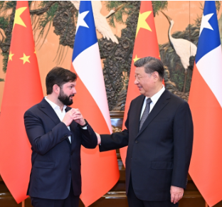 习近平会见智利总统博里奇