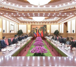 习近平会见哥伦比亚总统佩特罗