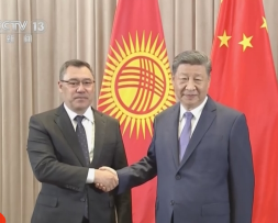 习近平会见吉尔吉斯斯坦总统扎帕罗夫