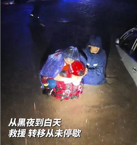 暴雨中的重庆力量！一个视频带你感受重庆守望相助的温暖瞬间！