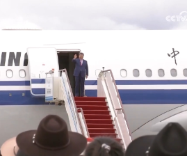 习近平率中央代表团抵达拉萨出席西藏自治区成立60周年庆祝活动
