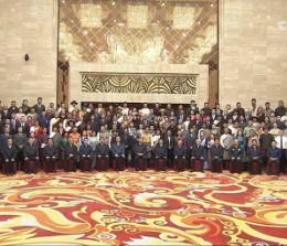 习近平接见西藏各族各界代表