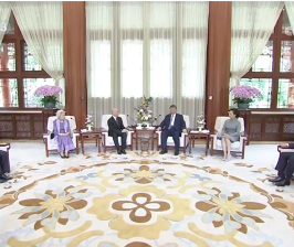 习近平夫妇会见柬埔寨国王西哈莫尼和太后莫尼列