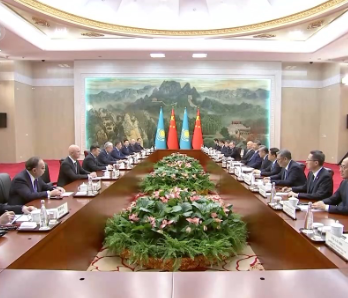 习近平会见哈萨克斯坦总统托卡耶夫