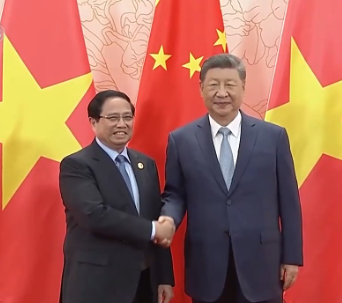 习近平会见越南总理范明政