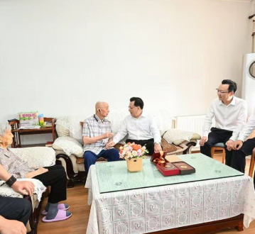 袁家军胡衡华走访慰问抗战老战士并发放纪念章