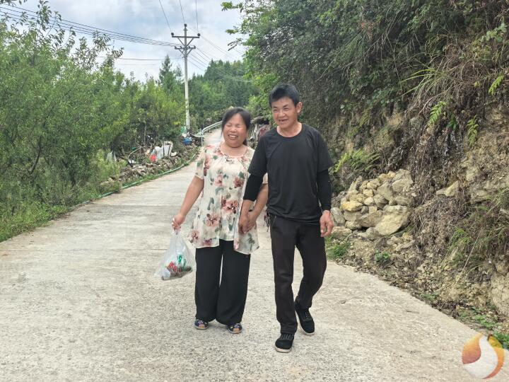 无光无声的世界里，他们打出火红人生