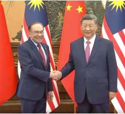 习近平会见马来西亚总理安瓦尔