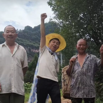 党报记者一线蹲点｜她戴着“辣椒项链”开直播，他“追”着货车拍视频……綦江区三角镇每个村（居）都有干部线上当主播