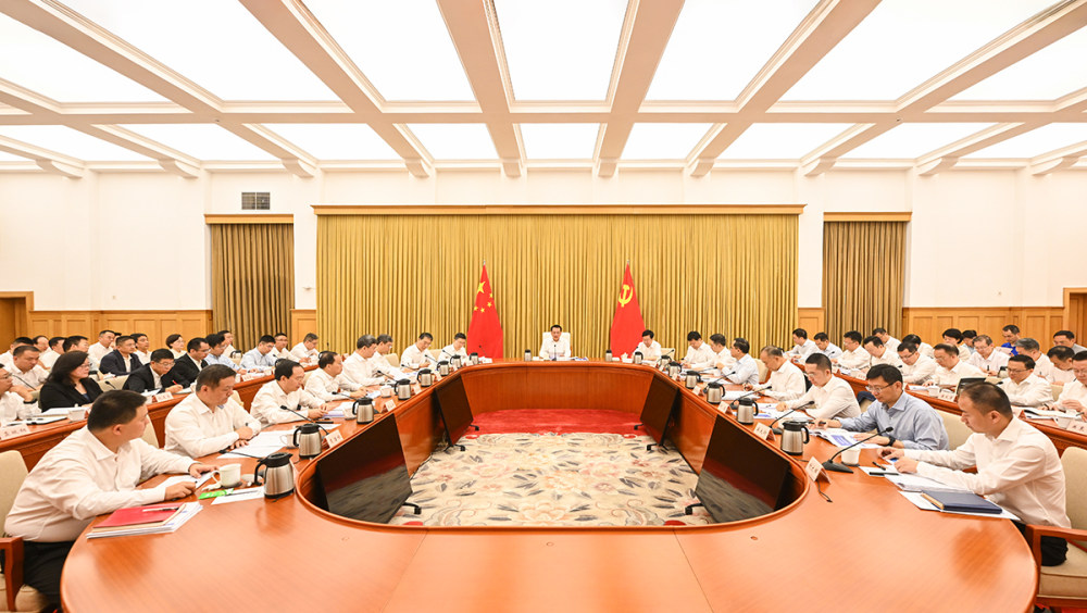 重庆市推动智能网联新能源汽车之都建设座谈会召开 袁家军主持并讲话 胡衡华出席