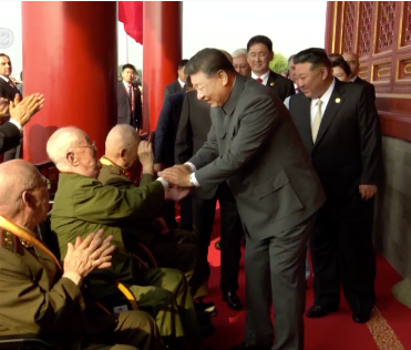致敬英雄！习近平与天安门城楼观礼席的抗战老兵亲切握手