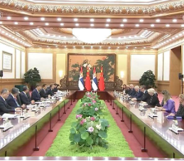 习近平会见塞尔维亚总统武契奇