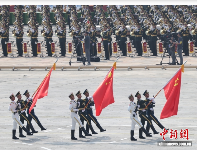 长安街上，新时代中国呼啸向前