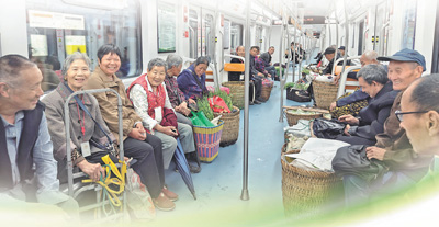 田地里、轻轨上、市场中处处有帮扶，记者在重庆一路探访——跟着背篓菜农进城卖菜（让老百姓过上更好的日子）