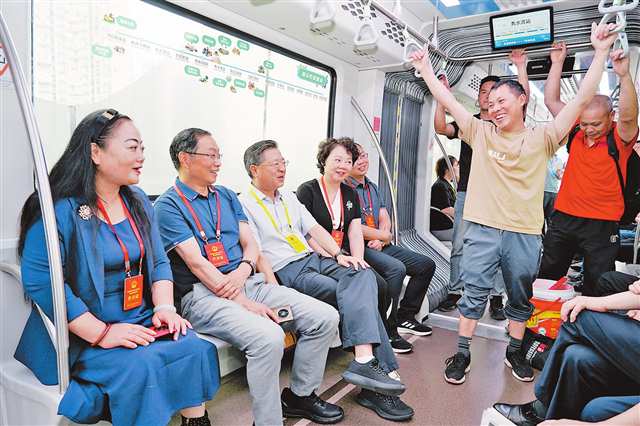 双城周刊 | 以新质生产力引领唱好“双城记”——川渝部分全国人大代表“问诊”高新技术企业
