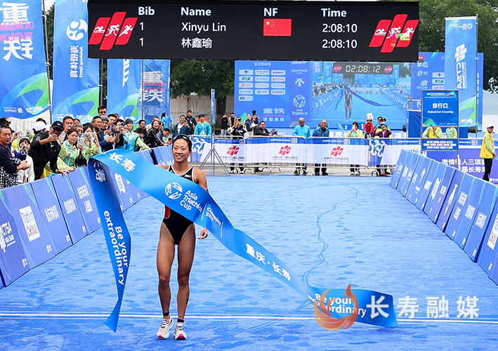 女子优秀组冠军林鑫瑜冲线2+李辉