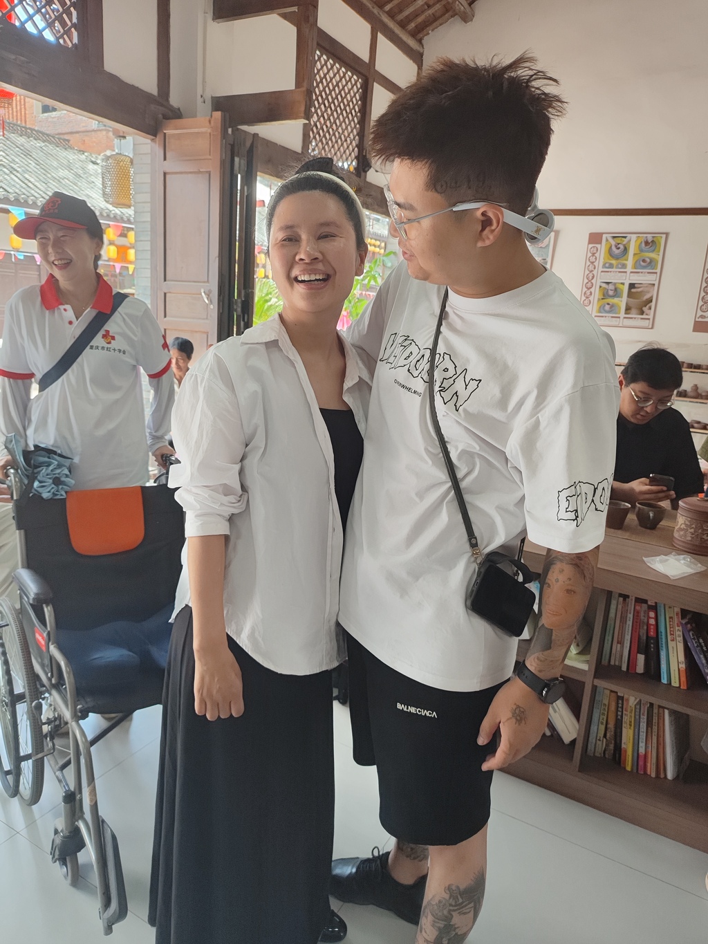 患者在家属帮助下从轮椅上站起来参观