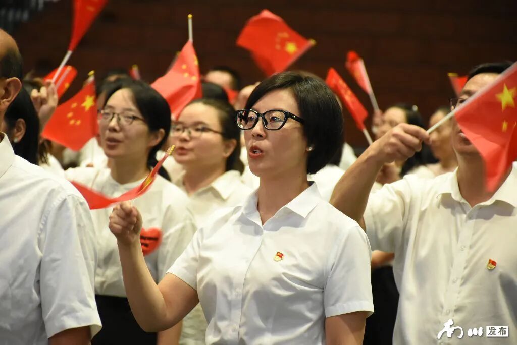我与国旗合个影_副本.jpg