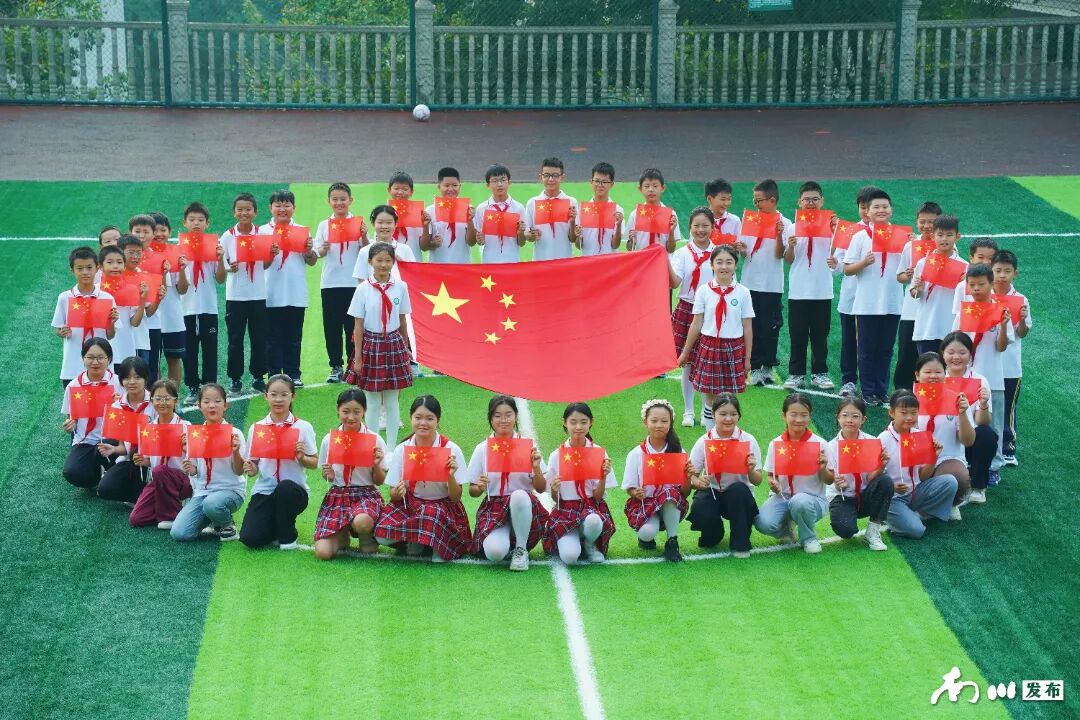 我与国旗合个影_副本.jpg