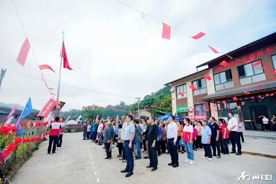 我与国旗合个影_副本.jpg