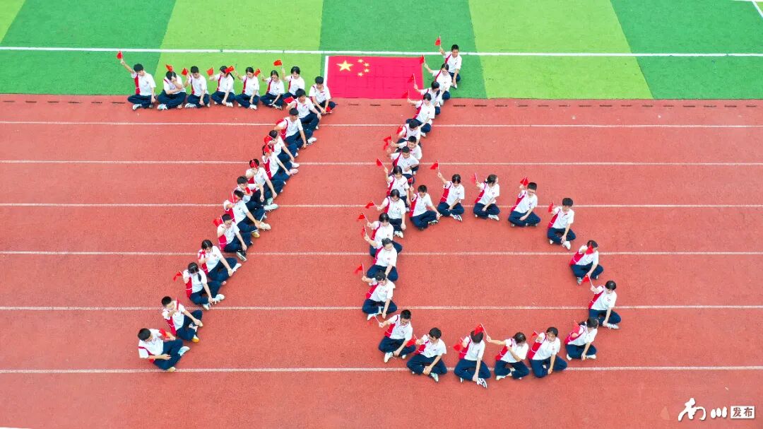 我与国旗合个影_副本.jpg