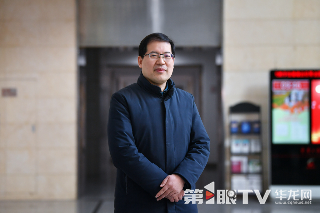 全国政协委员、重庆邮电大学校长高新波。 第1眼TV-华龙网记者 李一鸣 摄.jpg
