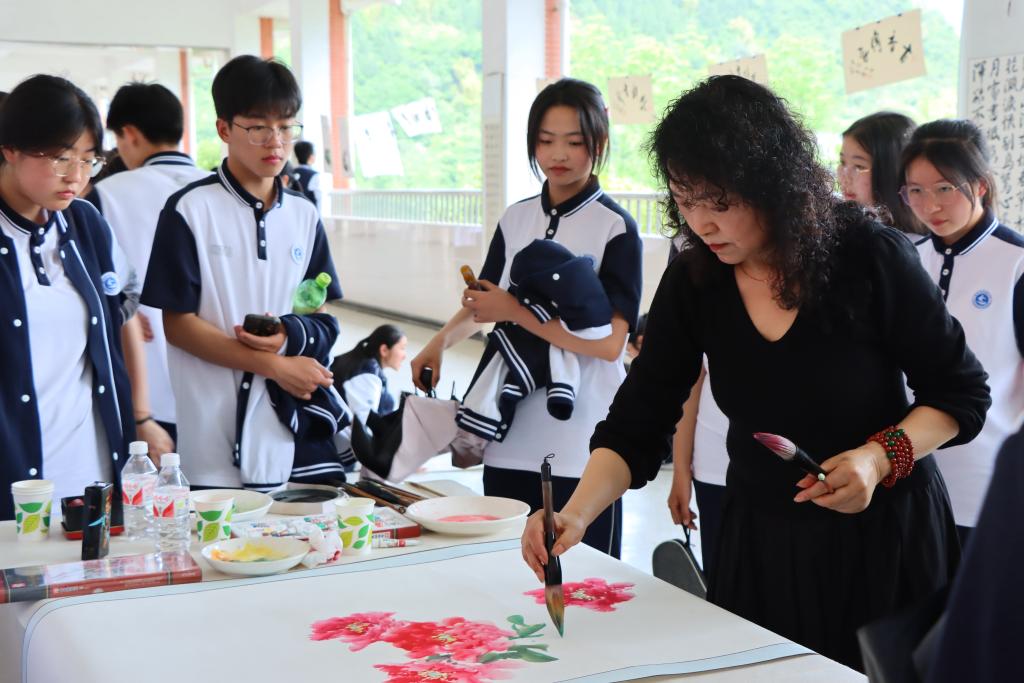 花鸟画家龙碧珍现场为同学示范讲解牡丹花的绘画方法
