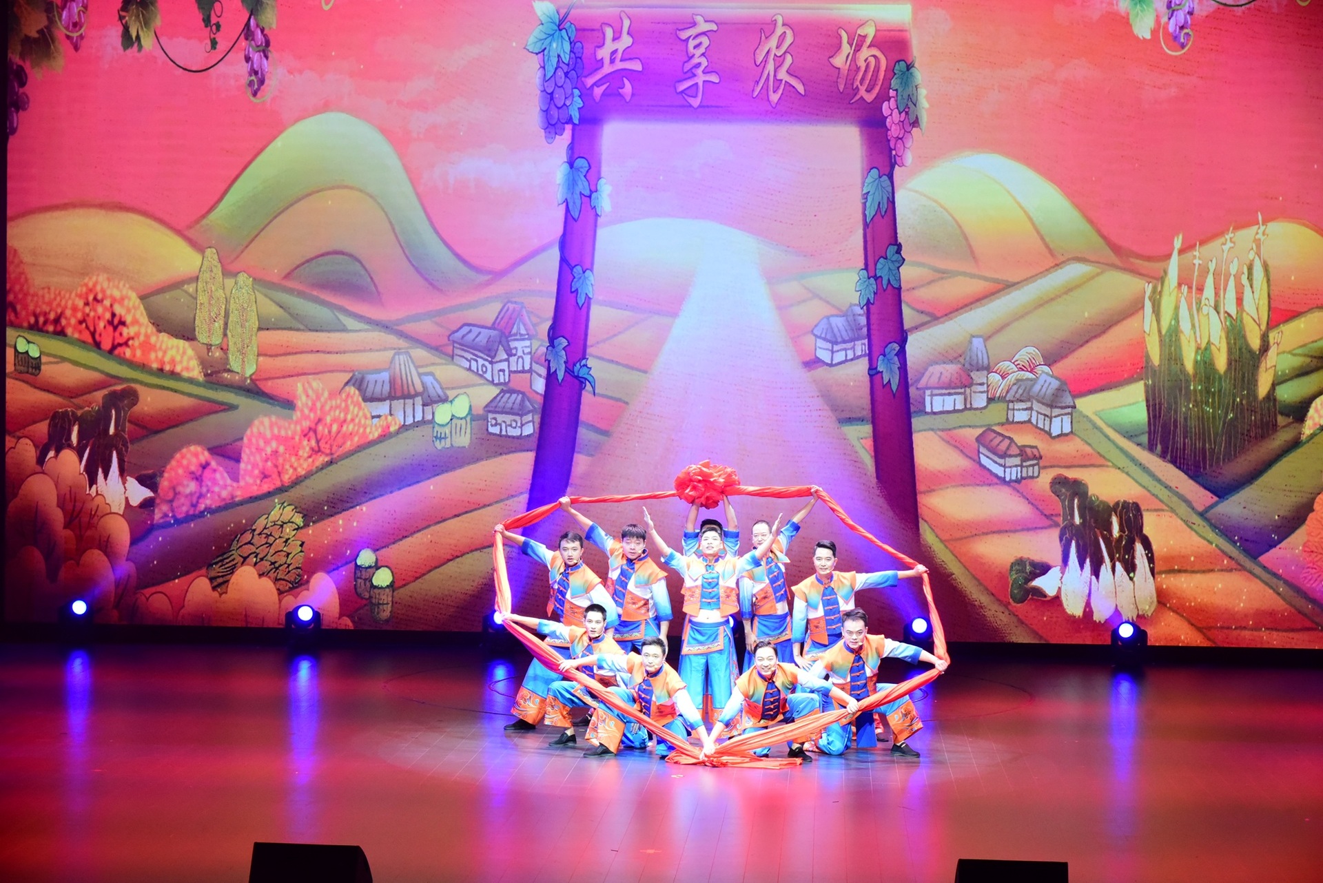 这是表演唱《共享农场啷当啷》杨晨摄
