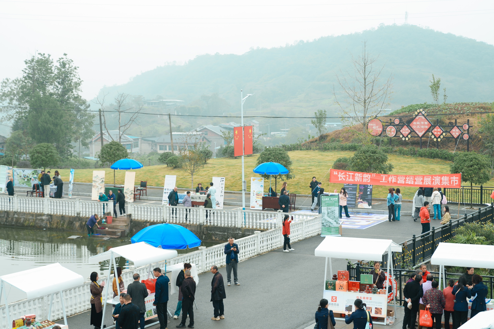 350d20b3499f45bda2b99557b94f17ff