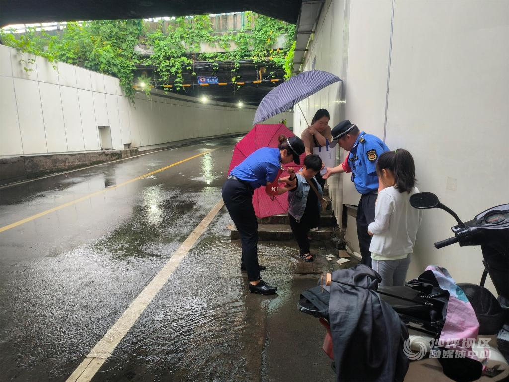 区城管支队在新桥医院后门下穿道帮助行人