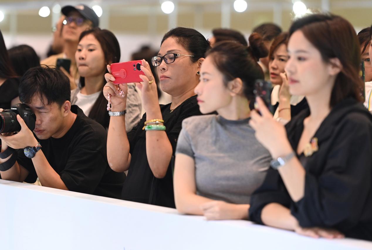 12-6月25日，重庆国际博览中心，“第二届“一带一路”国际技能大赛吸引众多观众前来观赛。