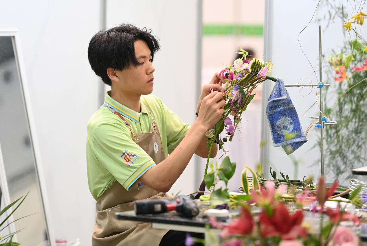 8-6月25日，重庆国际博览中心，参赛选手参加“第二届“一带一路”国际技能大赛花艺项目比赛。