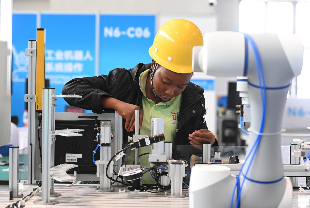 10-6月25日，重庆国际博览中心，参赛选手参加“第二届“一带一路”国际技能大赛工业机器人系统操作比赛。