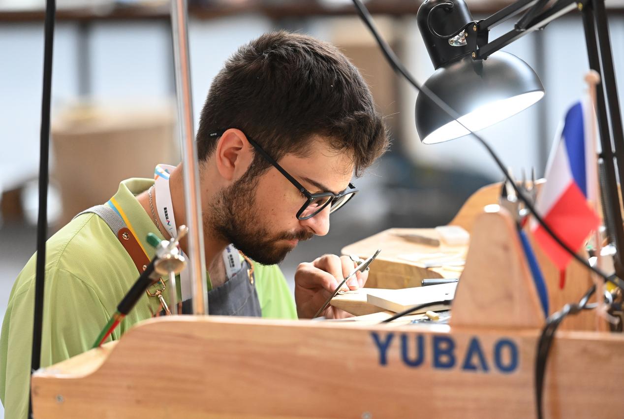 2-6月25日，重庆国际博览中心，参赛选手参加“第二届“一带一路”国际技能大赛珠宝加工项目比赛。