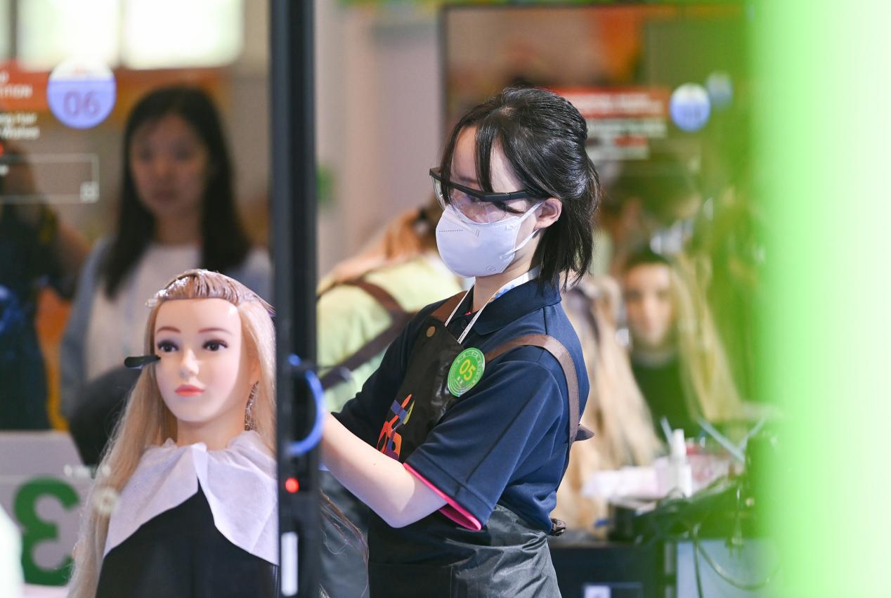 6-6月25日，重庆国际博览中心，参赛选手参加“第二届“一带一路”国际技能大赛美发项目比赛。