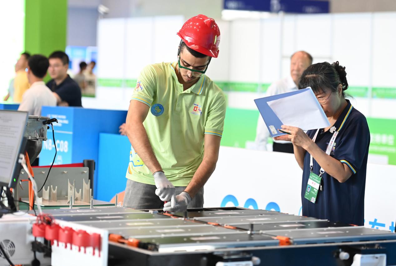 4-6月25日，重庆国际博览中心，参赛选手参加“第二届“一带一路”国际技能大赛汽车技术（新能源）项目比赛。