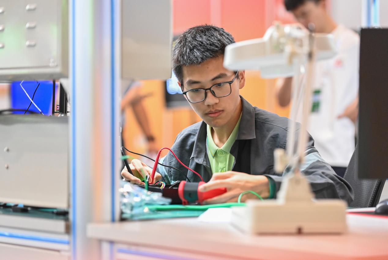 3-6月25日，重庆国际博览中心，重庆市沙坪坝区选手朱政霜参加“第二届“一带一路”国际技能大赛电子技术项目比赛。