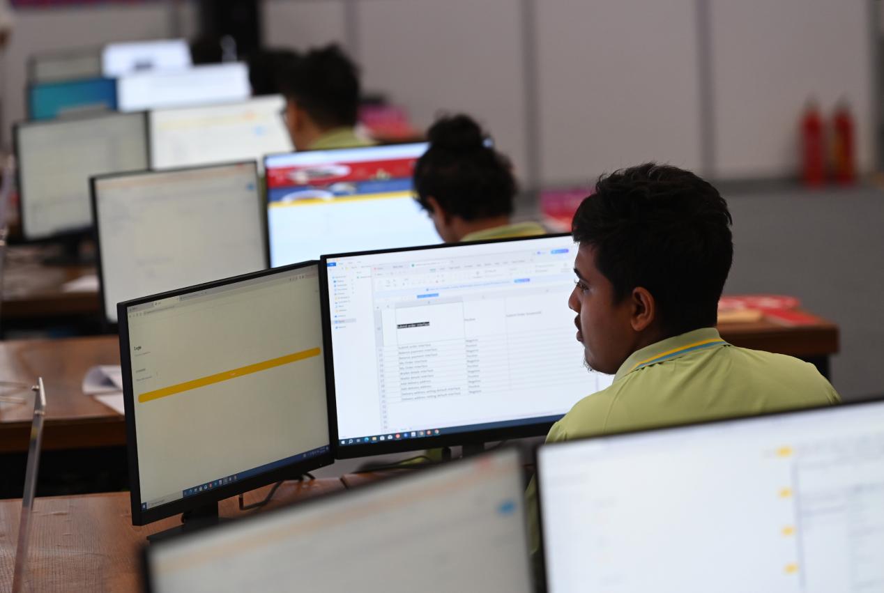 1-6月25日，重庆国际博览中心，参赛选手参加“第二届“一带一路”国际技能大赛软件测试项目比赛。 孙凯芳摄