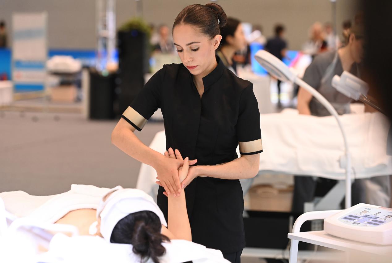 5-6月25日，重庆国际博览中心，参赛选手参加“第二届“一带一路”国际技能大赛美容项目比赛。